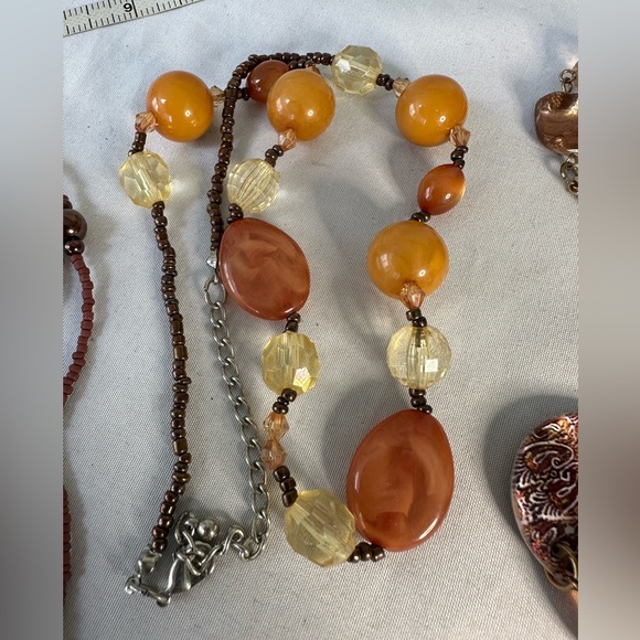 Group of 5 neutral tone beige and brown necklaces - Picture 5 of 7